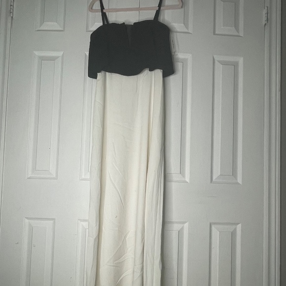Black and white gown - Picture 1 of 4